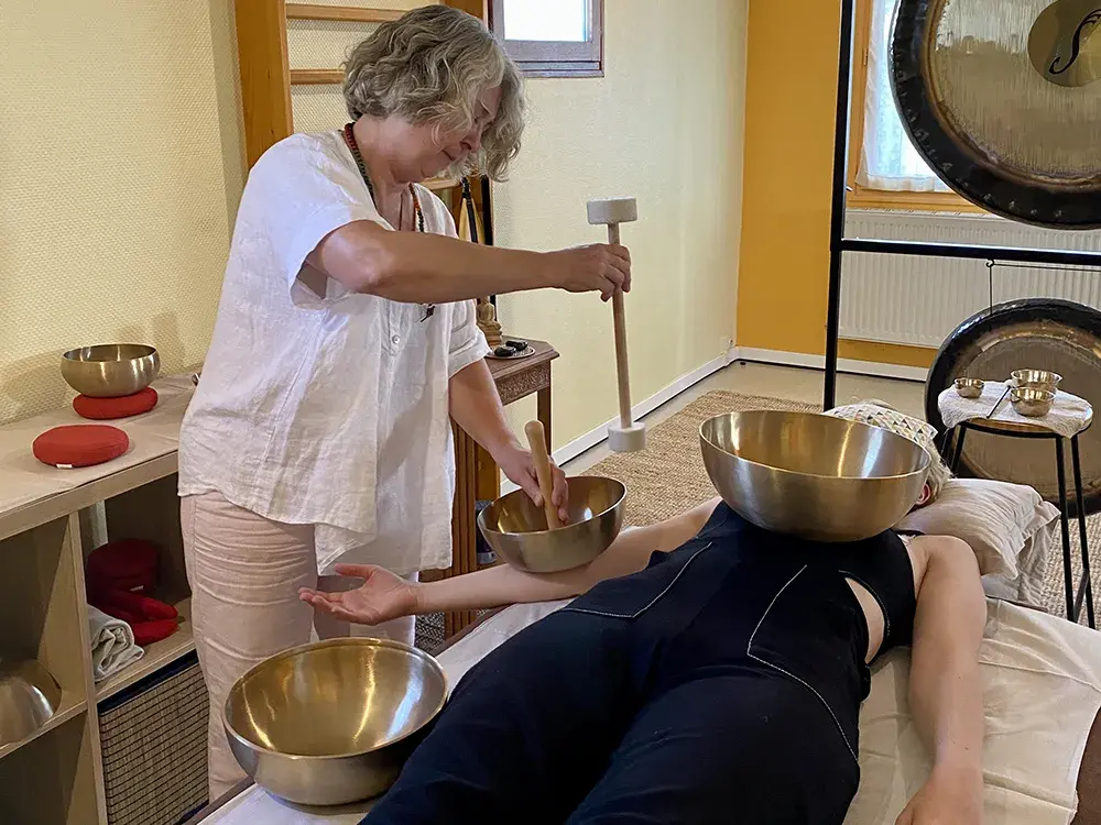 Sonotherapie soin individuel allonge aux bols himalayens