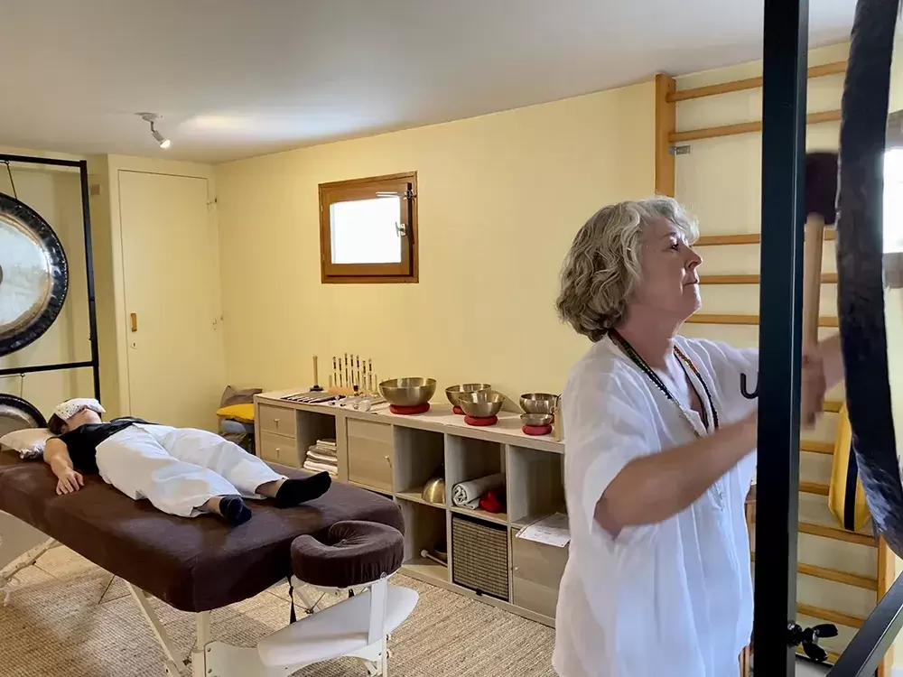 Sonotherapie soin individuel allonge aux gongs